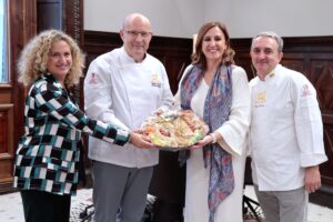 La alcaldesa de València, María José Catalá, recibe a representantes del Gremi de Panaders i Pastissers que le harán entrega de la tradicional mocadorà con motivo de la festividad del 9 d’Octubre.